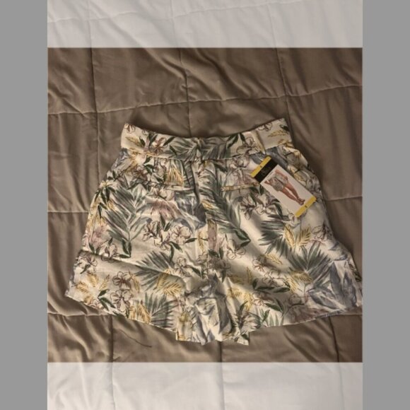 Dalia Ladies' Linen Blend Short - Picture 3 of 8